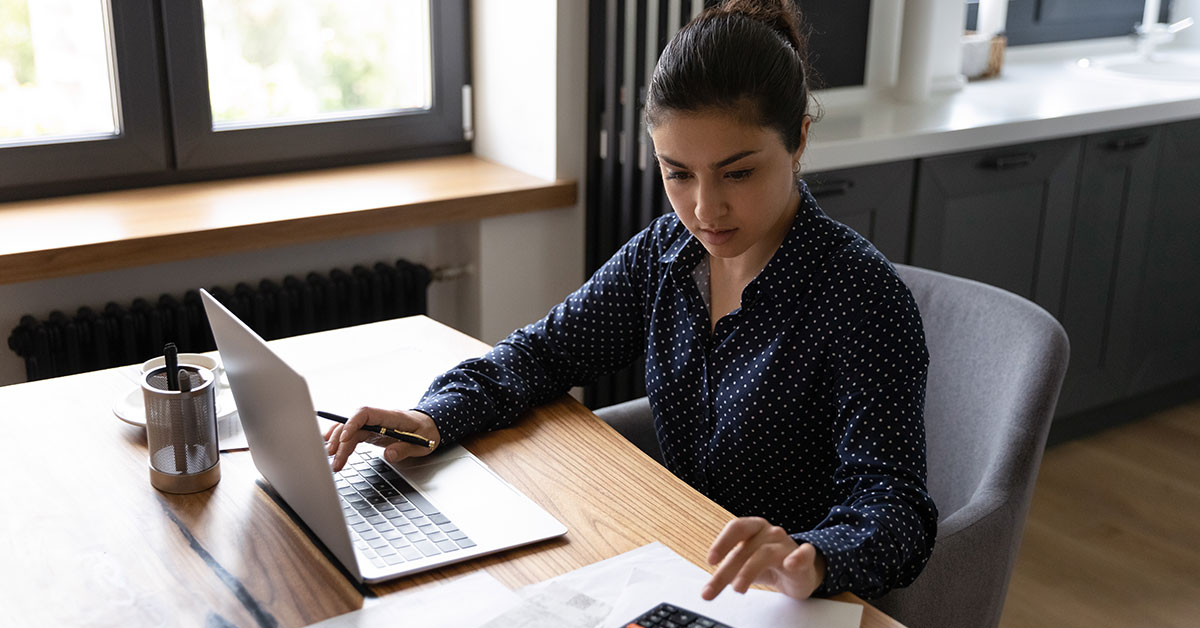 small business owner calculating her current cash flow and expenses